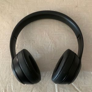 Beats Solo3 Wireless on headphones